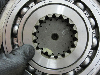 _Graphics/Web/TRSM0970_Main Case Counter Shaft Installation 27.jpg